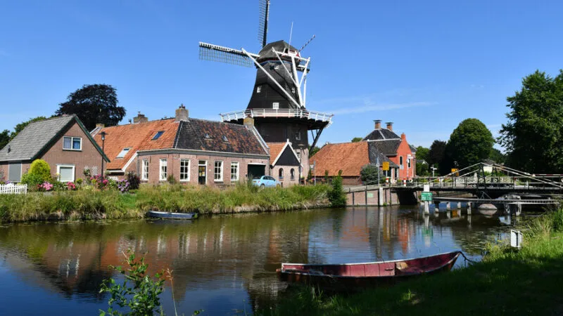 Huizen, een molen en water in dorp Onderdendam