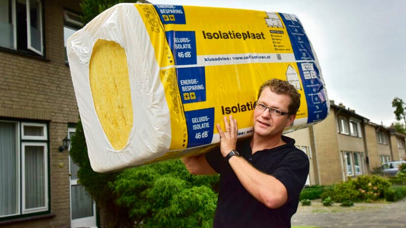 Foto rondom woningen met o.a. onderwerpen energiebesparing, renovatie en zonne-energie.
