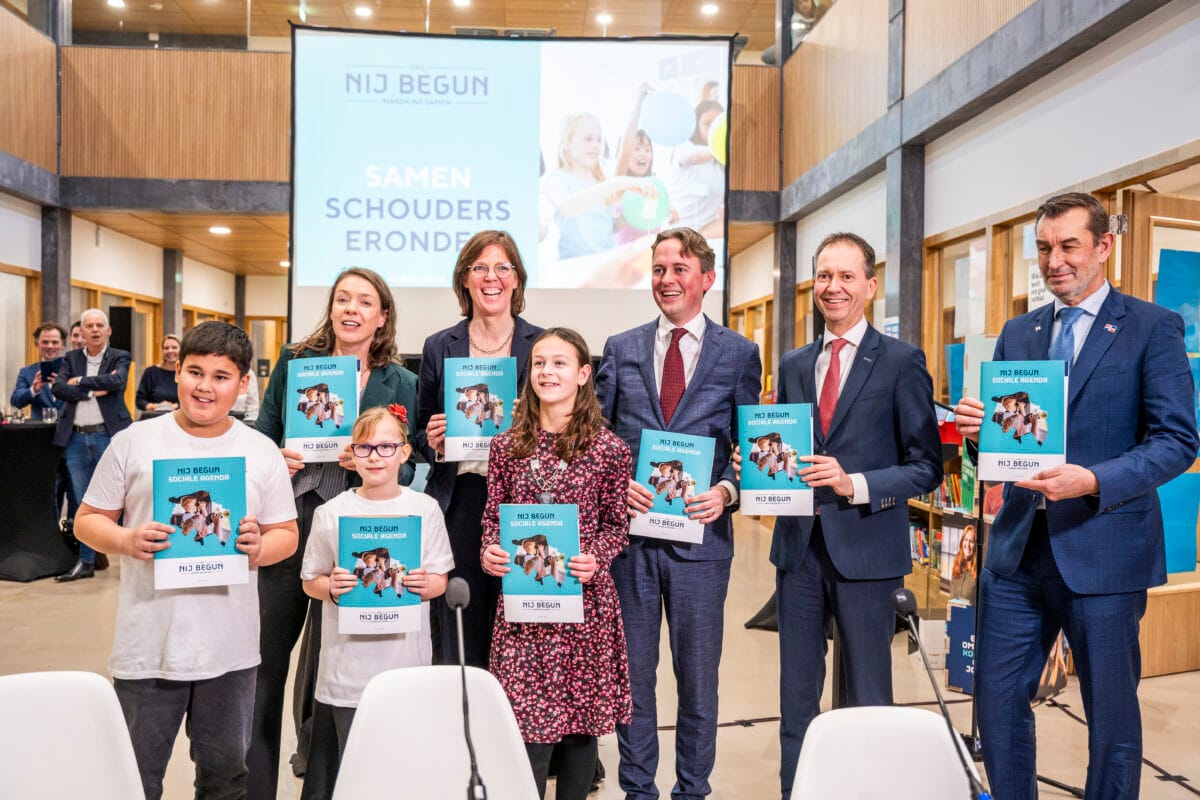 Uitreiking van de sociale agenda van Nij Begun