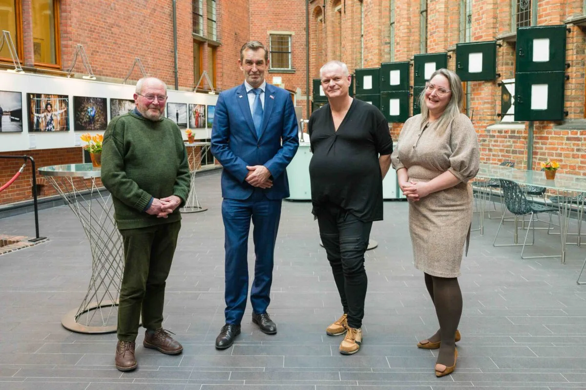 V.l.n.r. Bewoner meneer Videler, staatssecretaris Eddie van Marum, aardbevingscoach Jodi Kremer en advocaat Anna Kwint