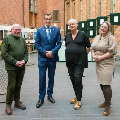 V.l.n.r. Bewoner meneer Videler, staatssecretaris Eddie van Marum, aardbevingscoach Jodi Kremer en advocaat Anna Kwint