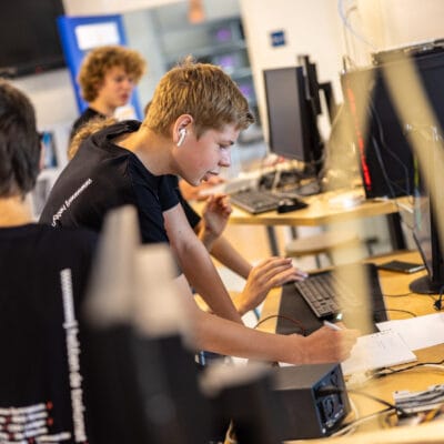 Scholieren aan het werk in de klas