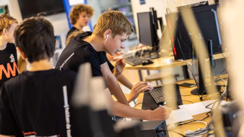 Scholieren aan het werk in de klas