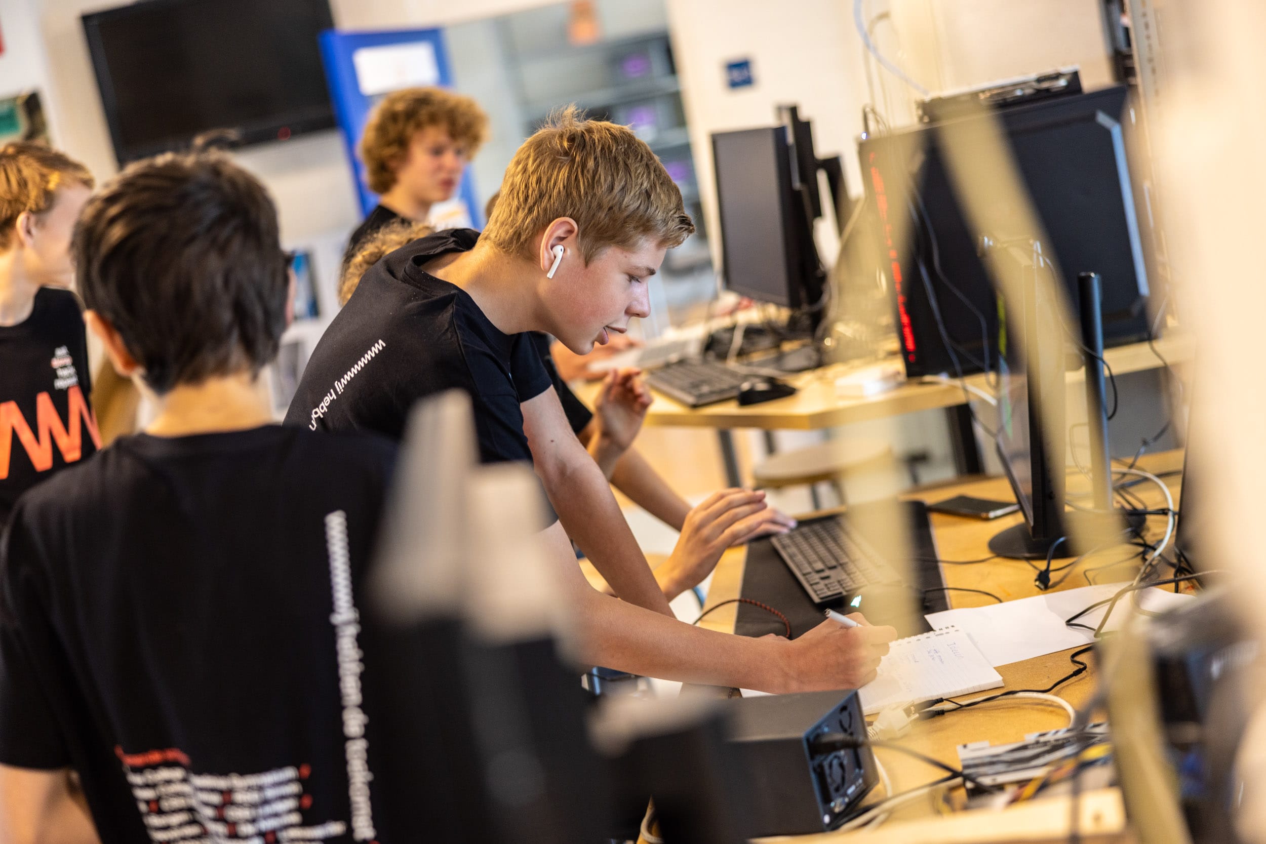 Scholieren aan het werk in de klas