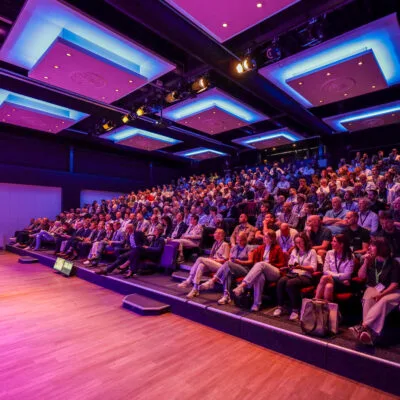 mensen in een zaal op het isolatiecongres van Nij Begun