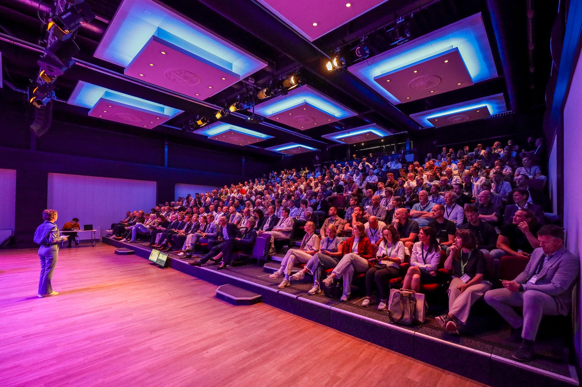 mensen in een zaal op het isolatiecongres van Nij Begun