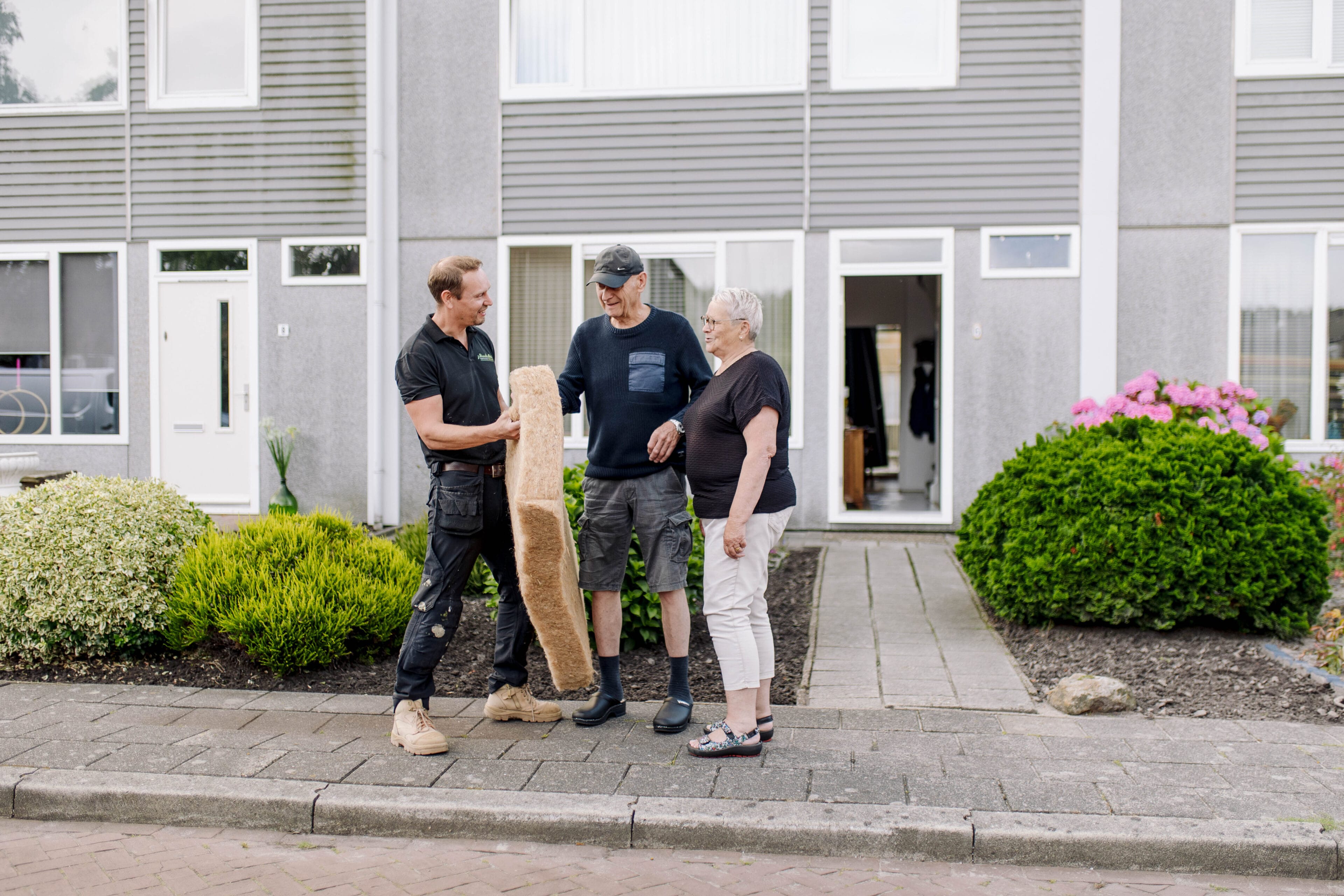 Werknemer isolatiebedrijf vertelt woningeigenaren over isolatiemateriaal