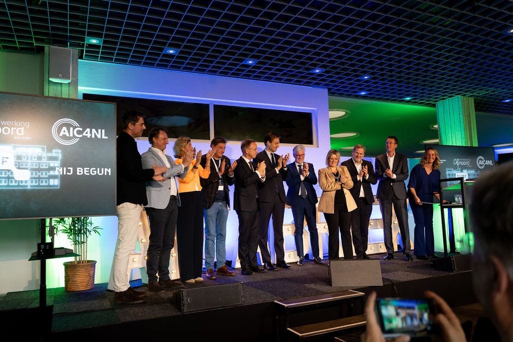 Sprekers op het podium tijdens presentatie AI fabriek in de Niemeyer fabriek in Groningen