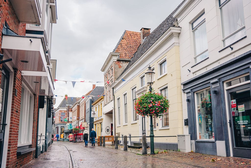 Winkelstraat in Appingedam met wandelaars en een fietser