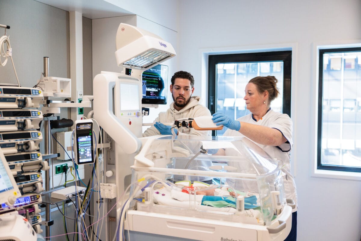 Ai expert en zorgmedewerker werken samen voor de gezondheid van een baby in het ziekenhuis