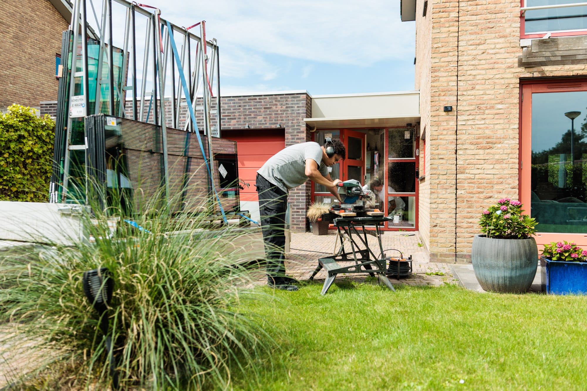 Werknemer isolatiebedrijf aan het werk om nieuw HR++ glas te plaatsen