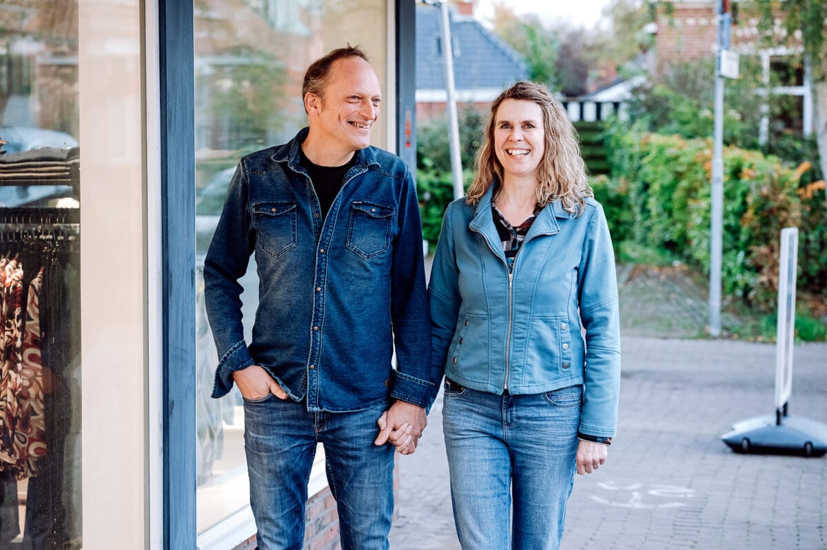 Portretbeeld van een man en een vrouw bij hun winkel, van Weerden Mode en Wonen in Loppersu,