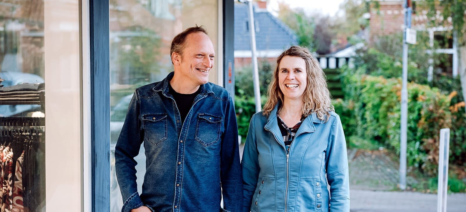 Portretbeeld van een man en een vrouw bij hun winkel, van Weerden Mode en Wonen in Loppersu,