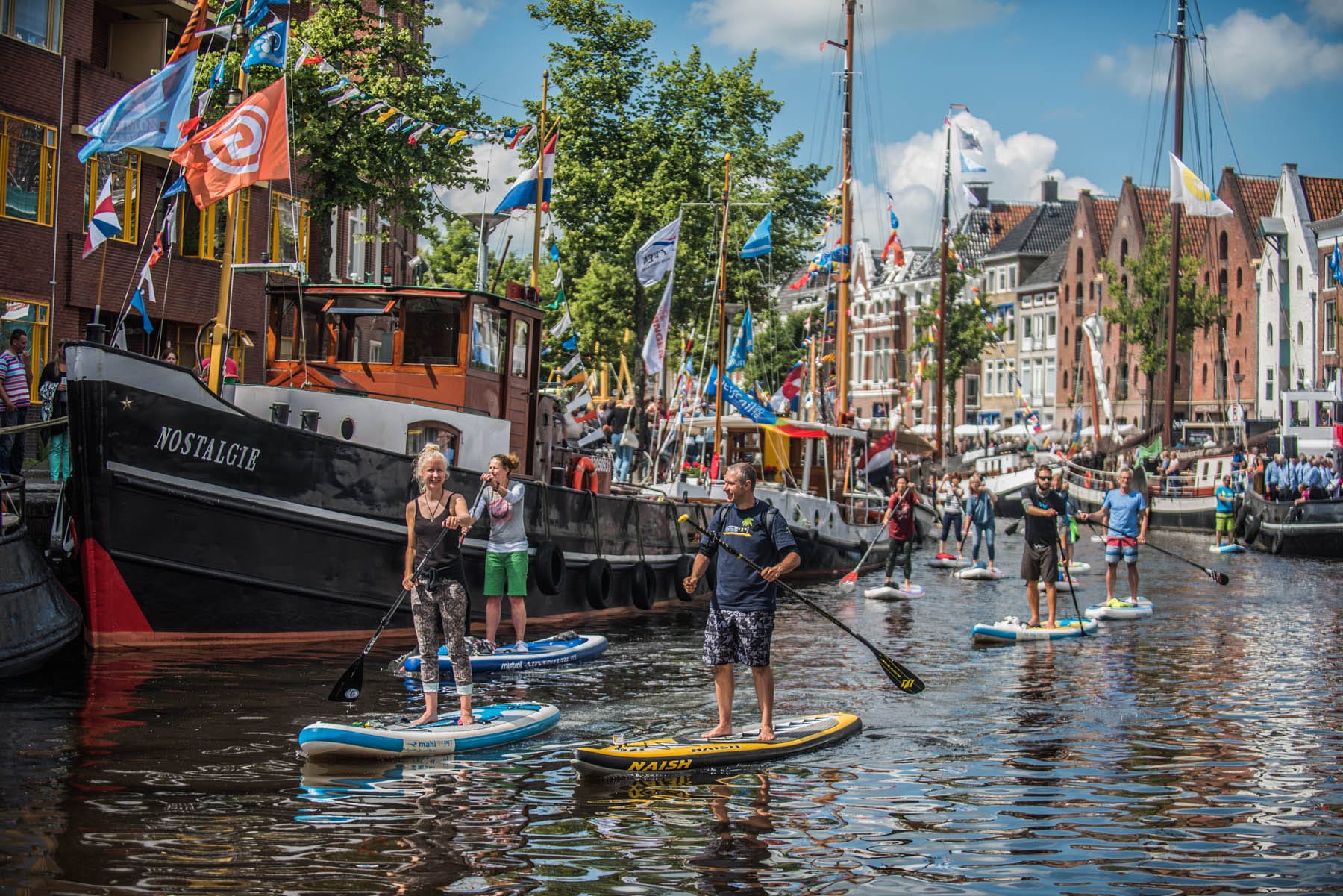 Suppende mensen op de gracht in Groningen