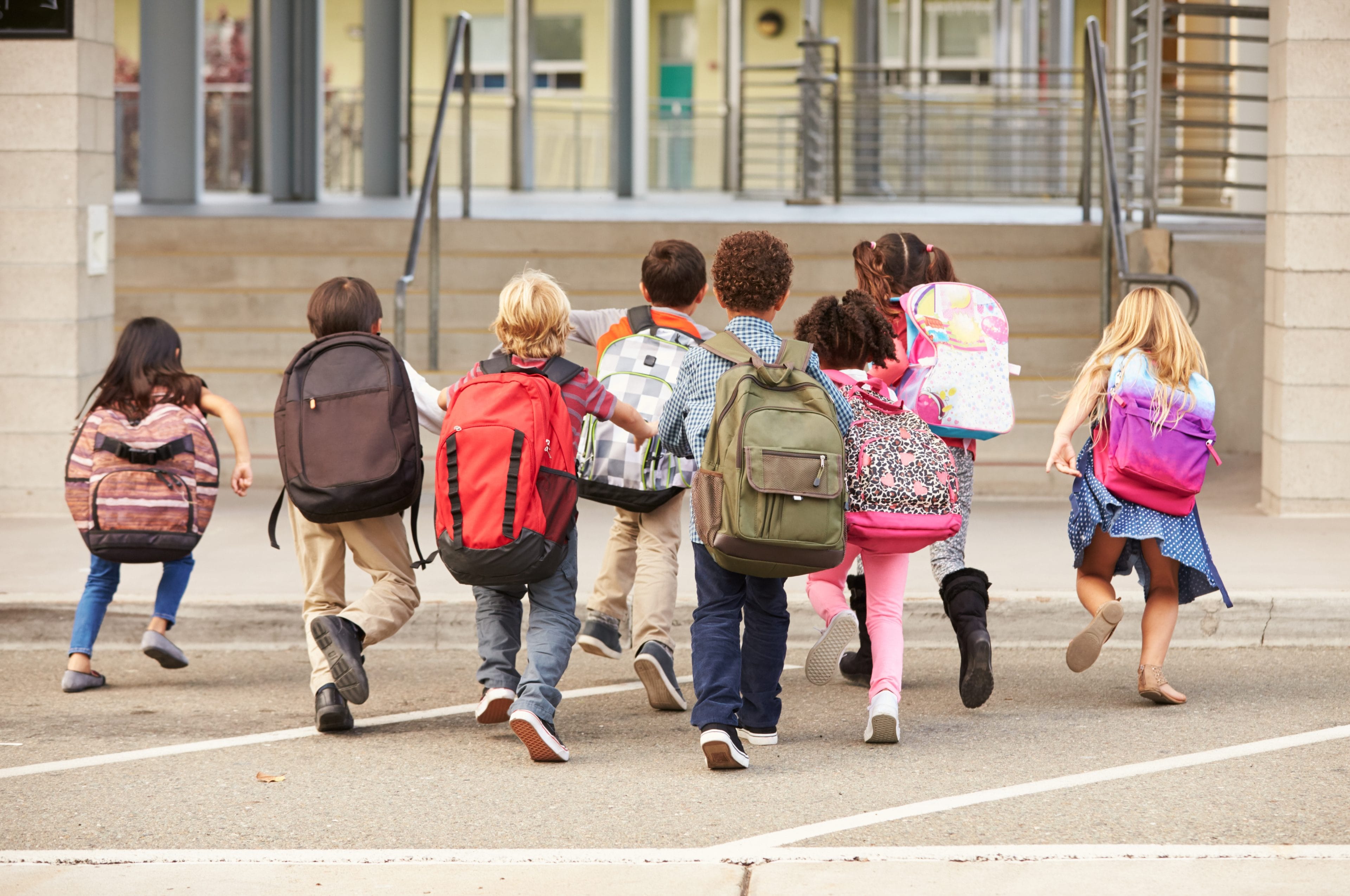 Jonge kinderen lopen samen op een schoolplein