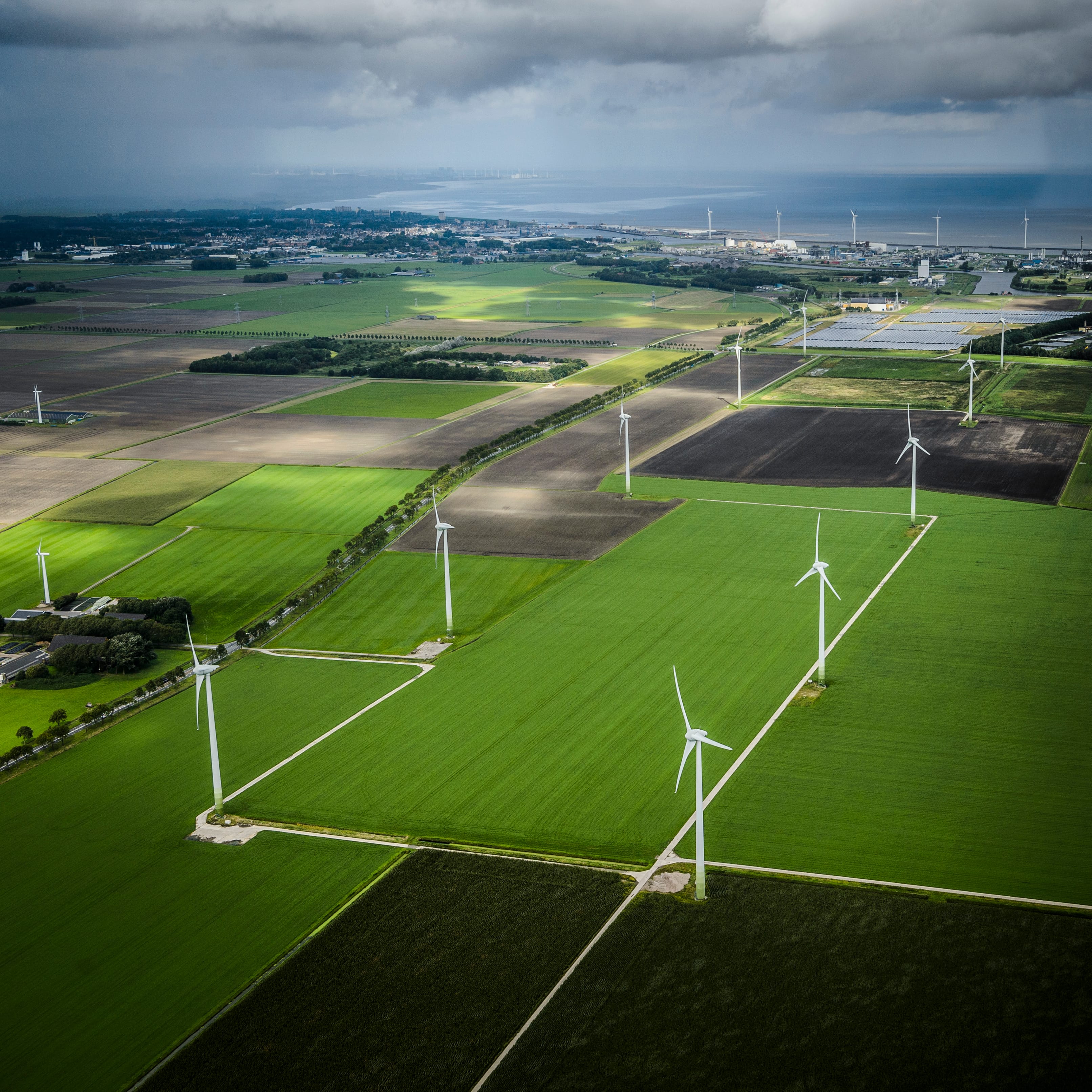 Luchtfoto van een zonnepark en windpark