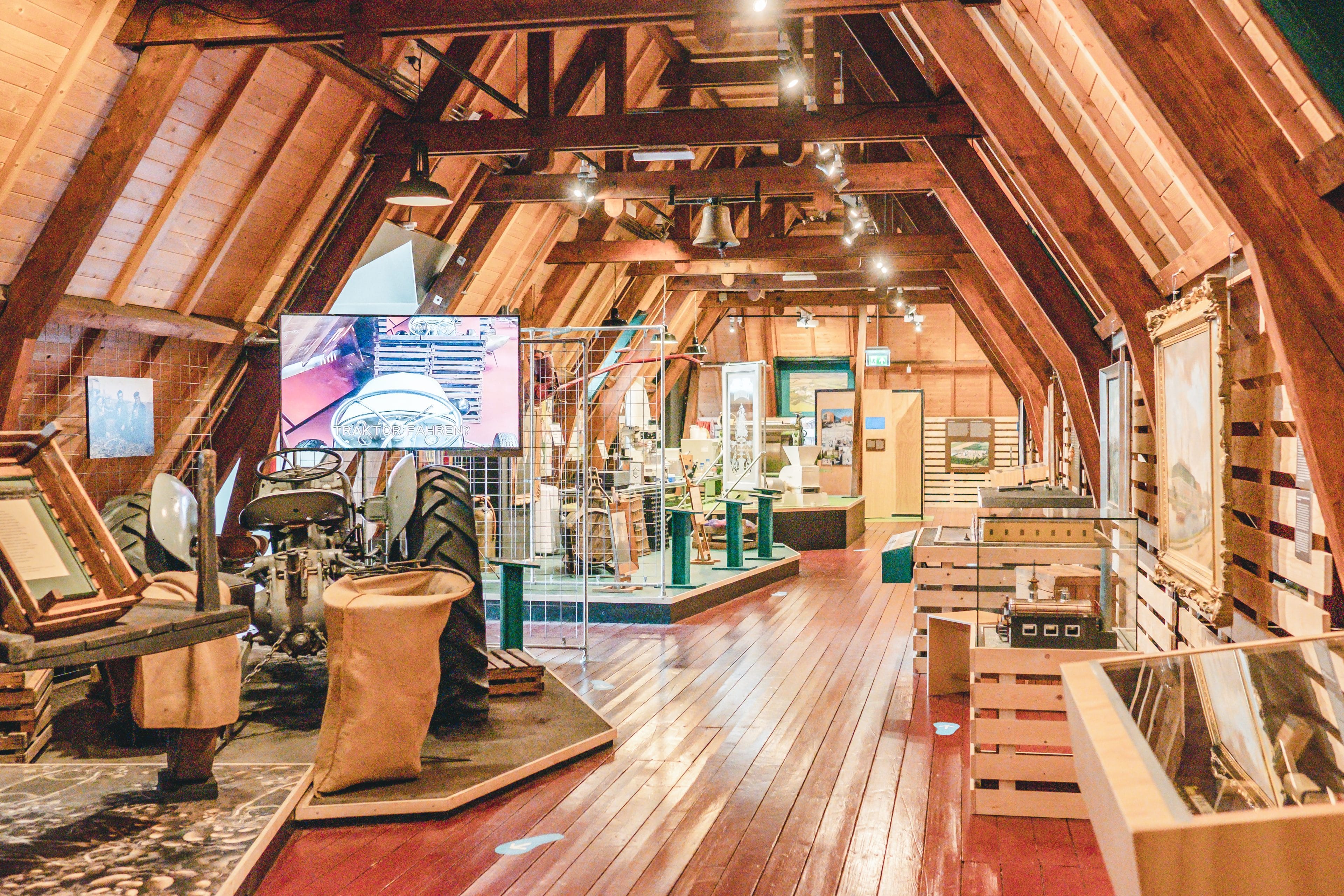 Kamer met beeldschermen en vitrinekasten