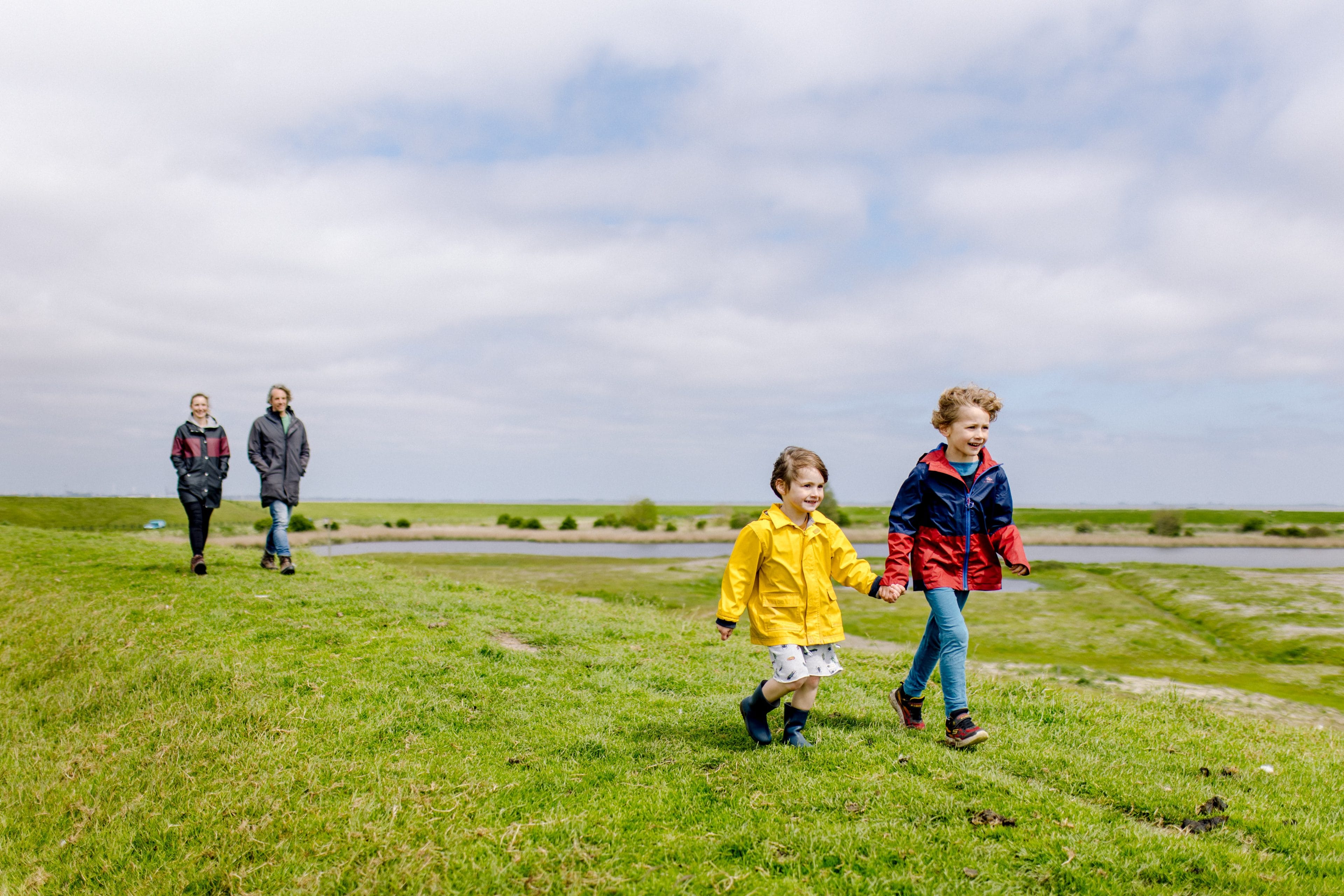 kinderen met ouders aan het wandelen