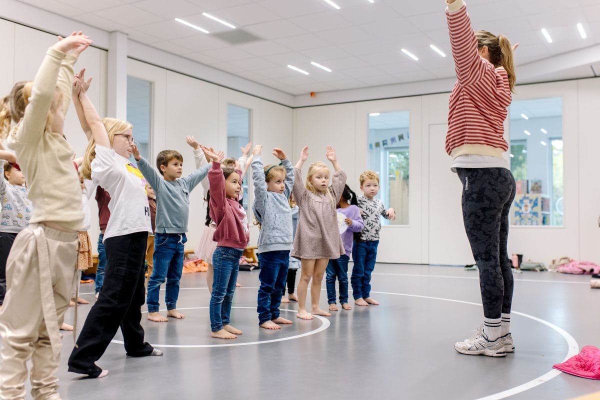Kinderen aan het dansen in de gymzaal
