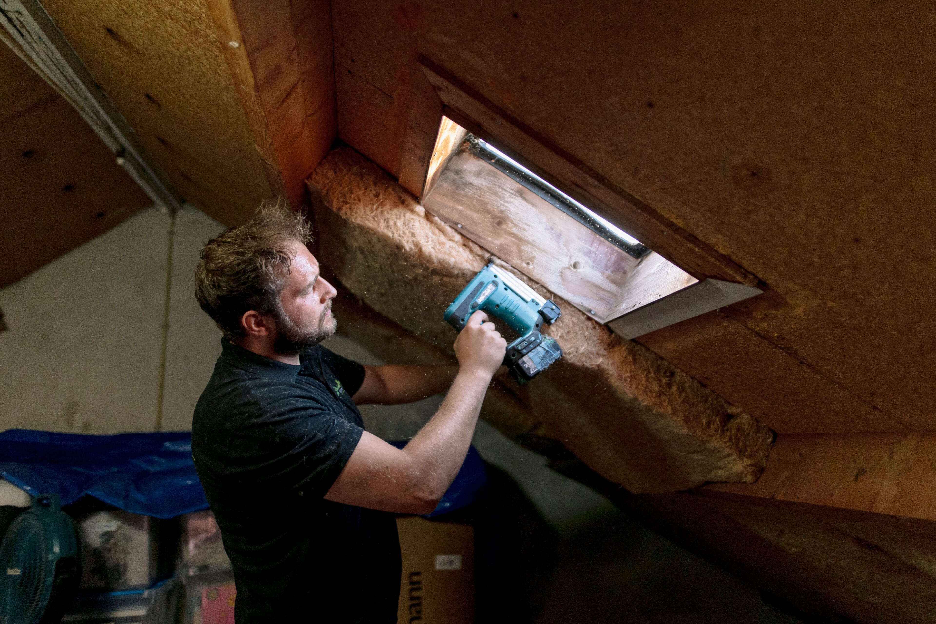 Medewerker isolatiebedrijf isoleert dak van binnenuit