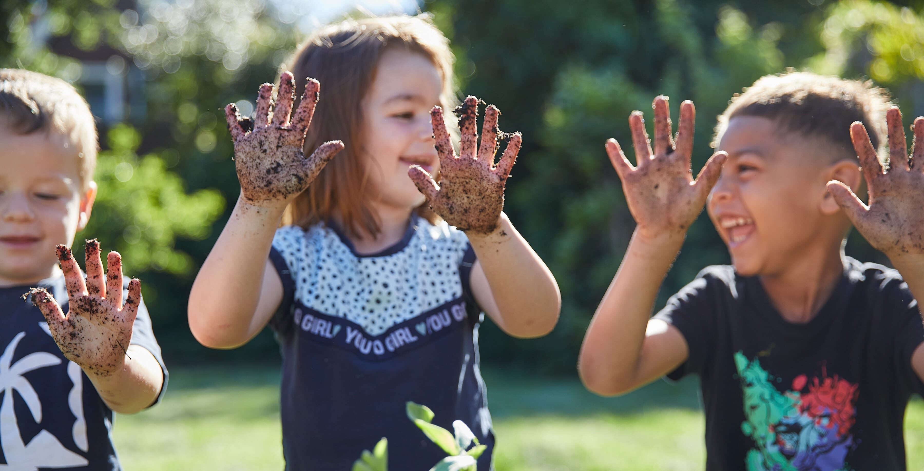 Kinderen aan het tuinieren met vieze handen van potgrond