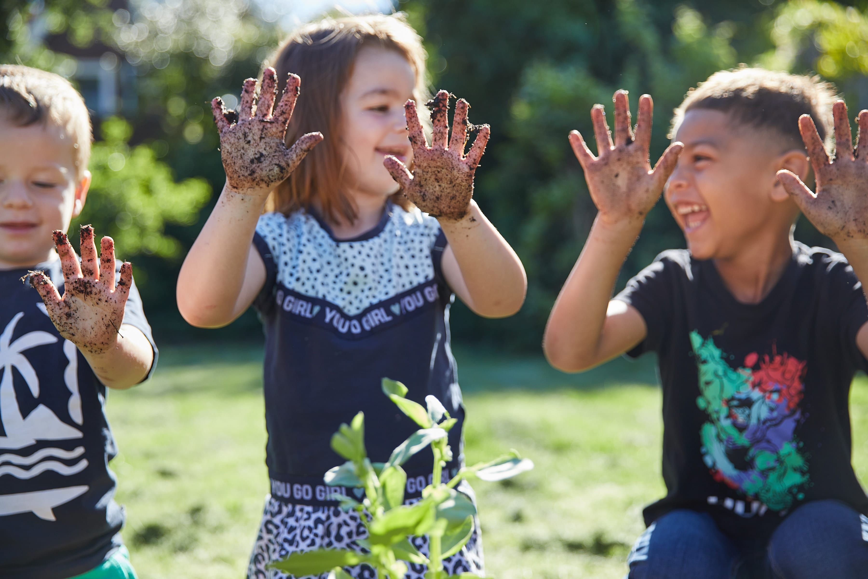 Kinderen aan het tuinieren met vieze handen van potgrond