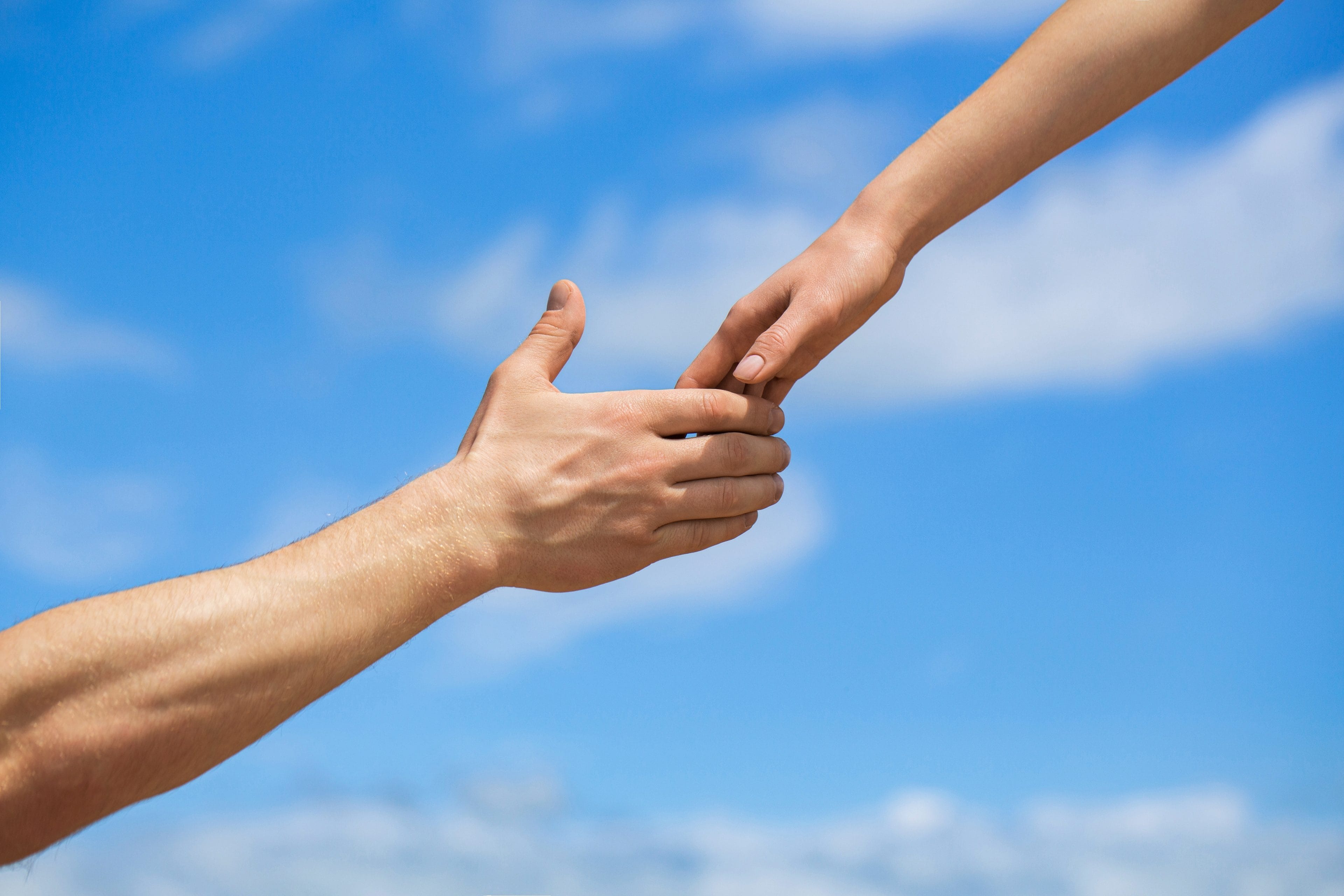 Handen reiken naar elkaar toe