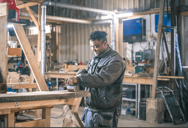 Meneer aan het werk in de techniek