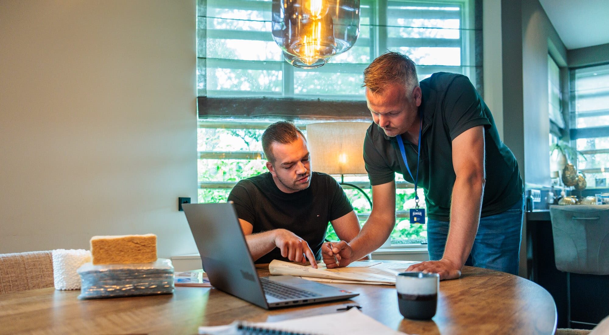 twee personen in gesprek over de isolatie van een woning