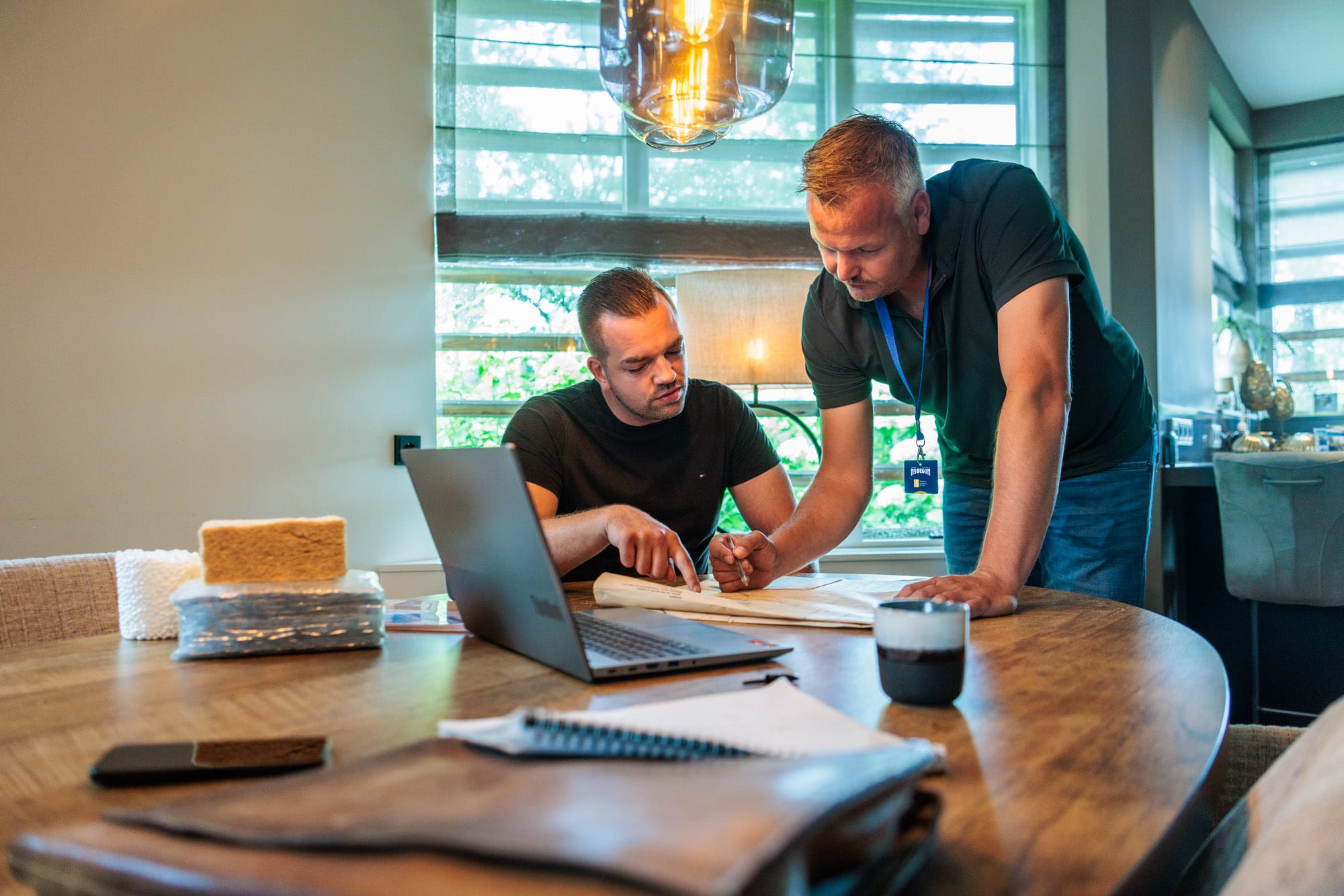 twee personen in gesprek over de isolatie van een woning