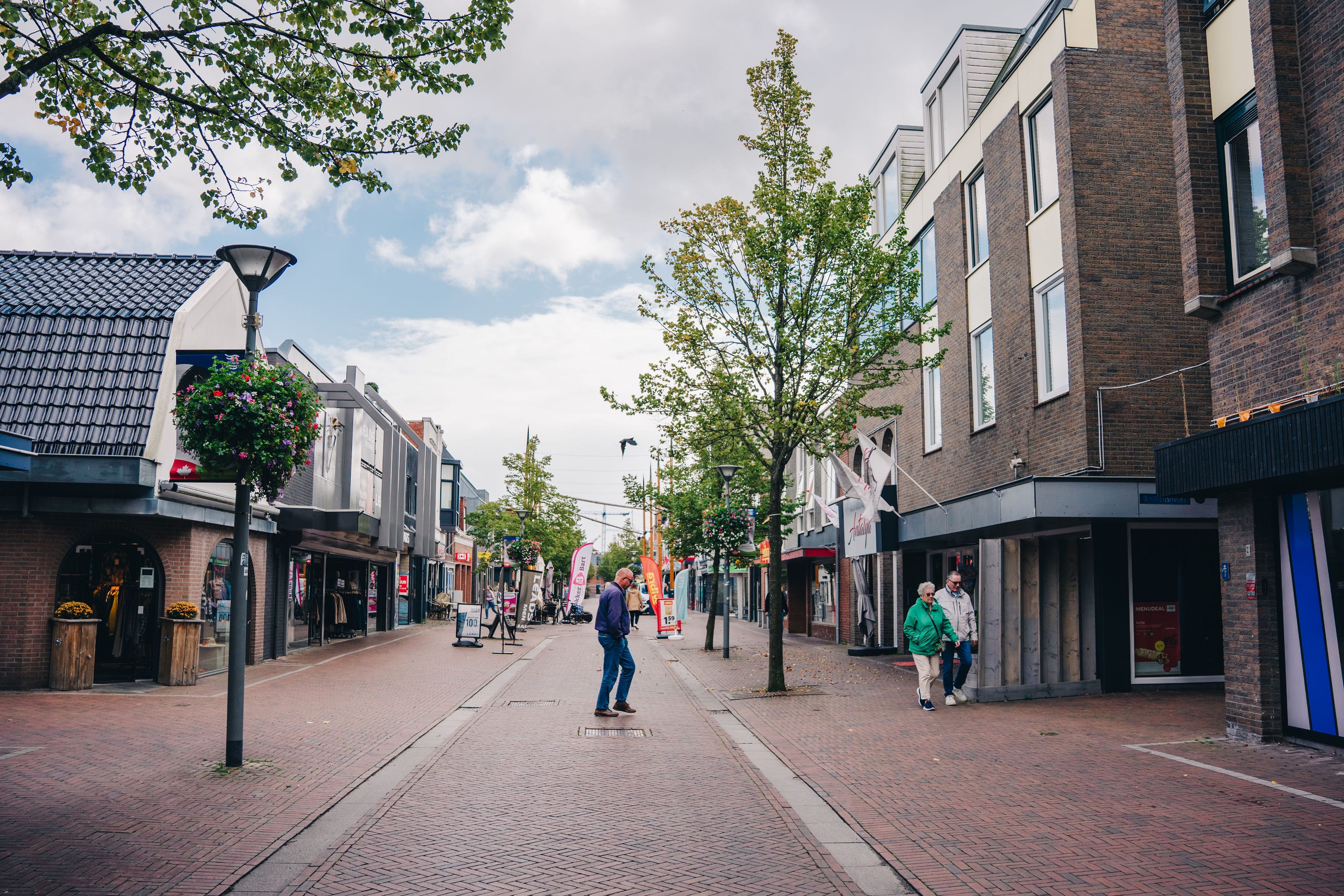 Mensen wandelen in de winkelstraat in Delfzijl