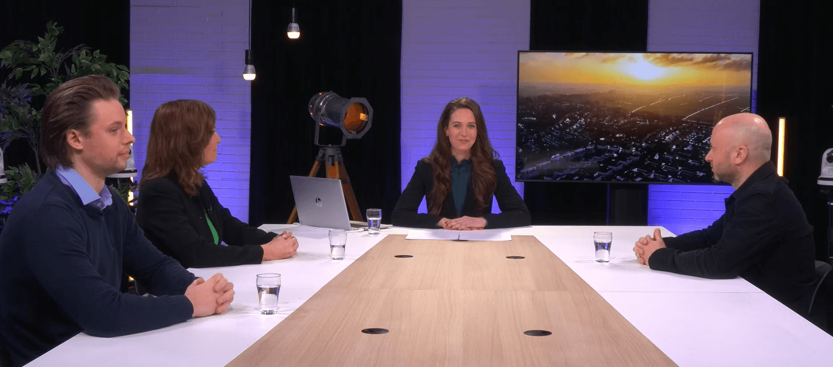 Hosten en gasten aan tafel tijdens webinar