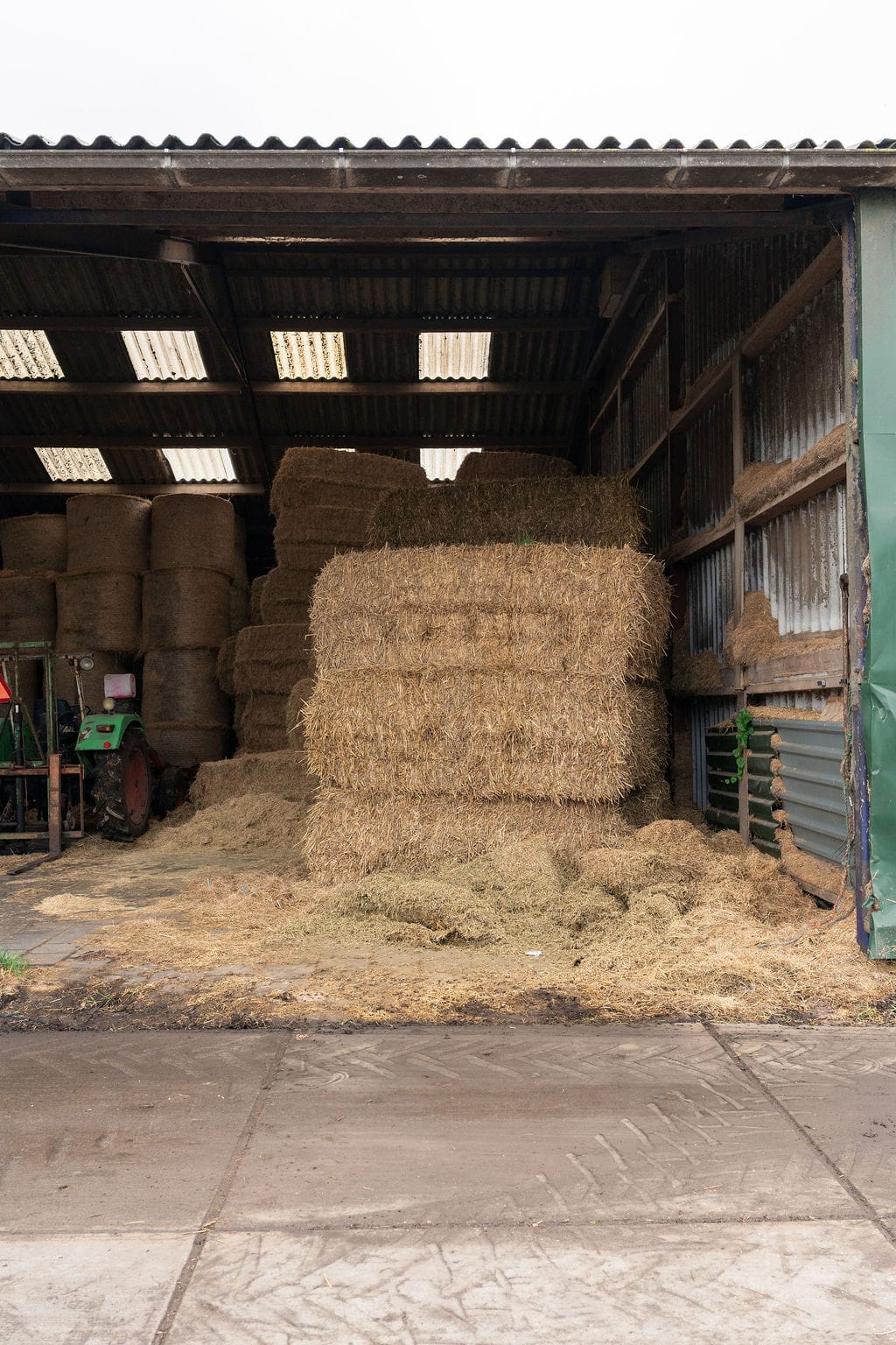 Strobalen opgestapeld in een schuur