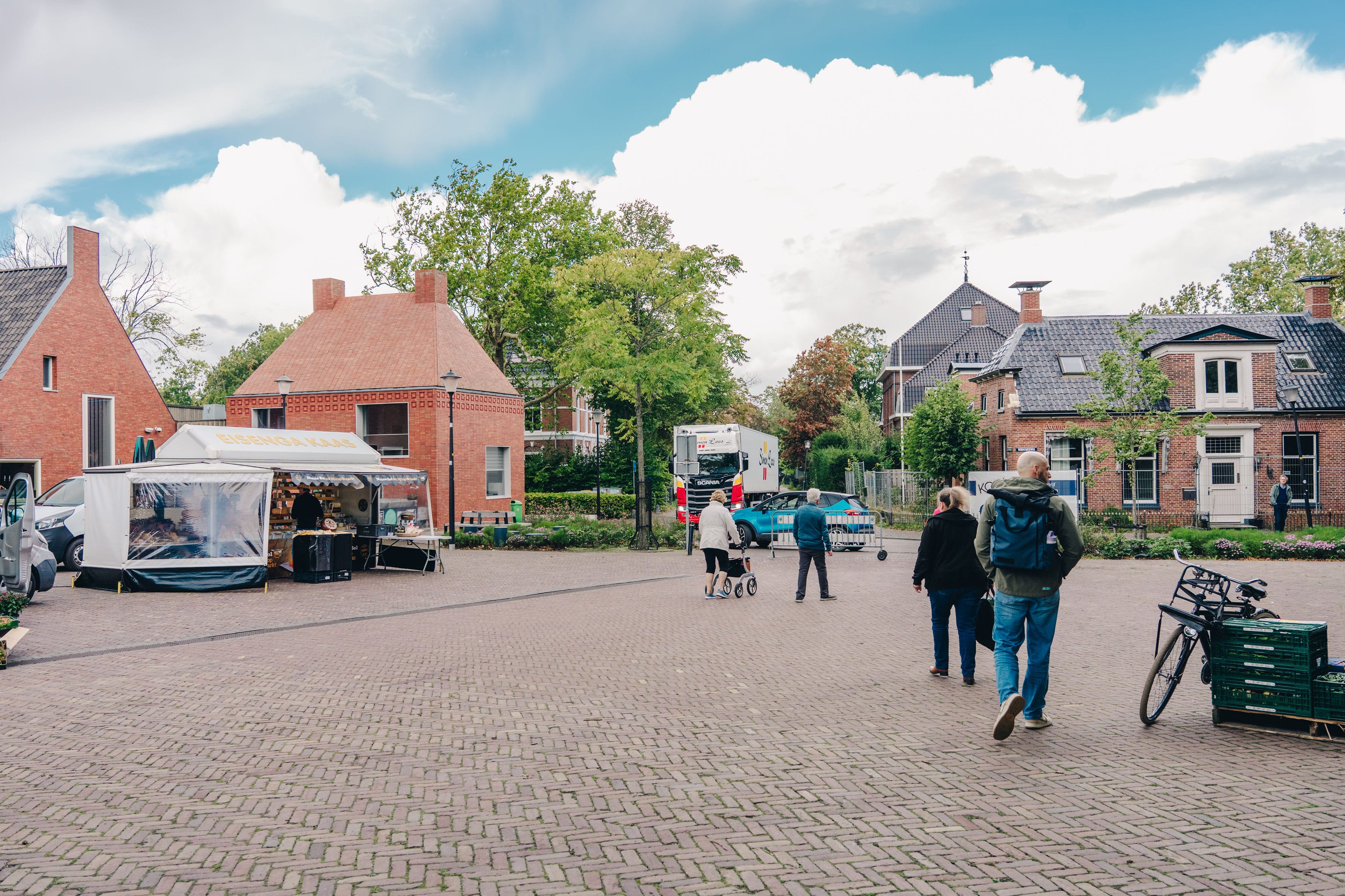 Mensen lopen over de markt in Loppersum