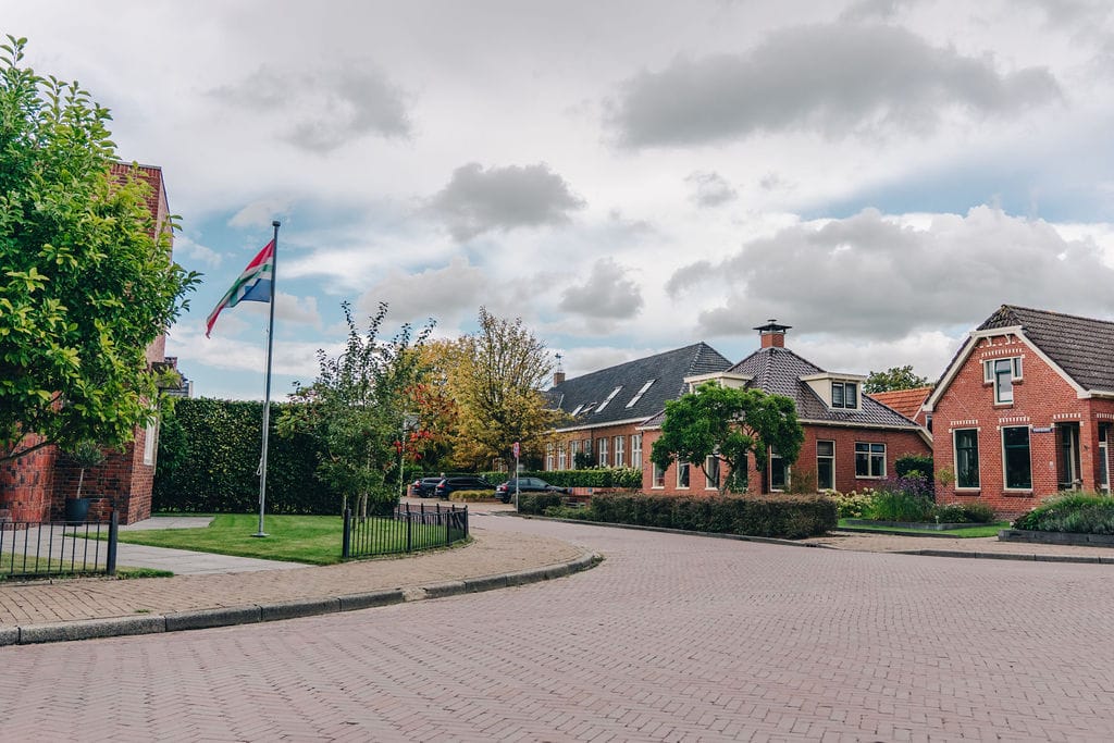 Een straat in Loppersum in provincie Groningen