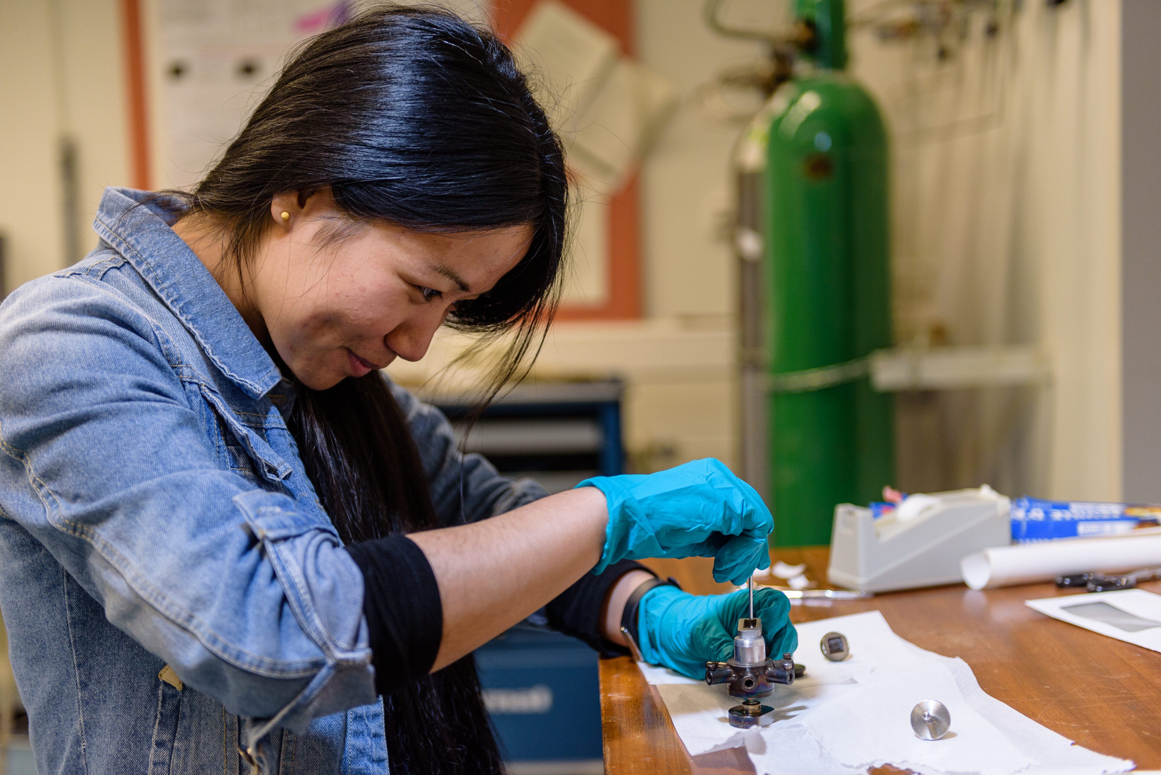 Scholier is bezig met techniek