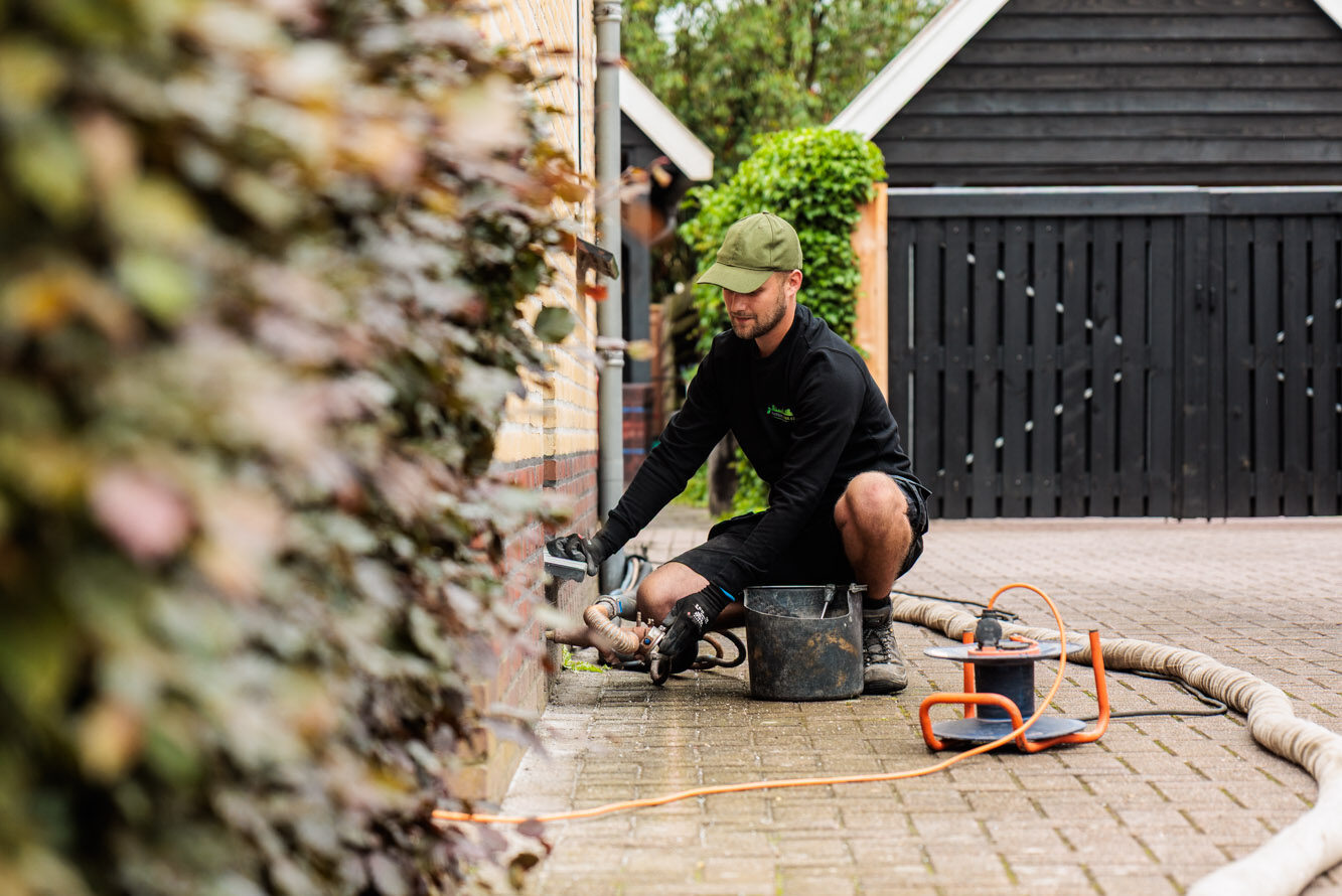 Man isoleert muur van buitenaf