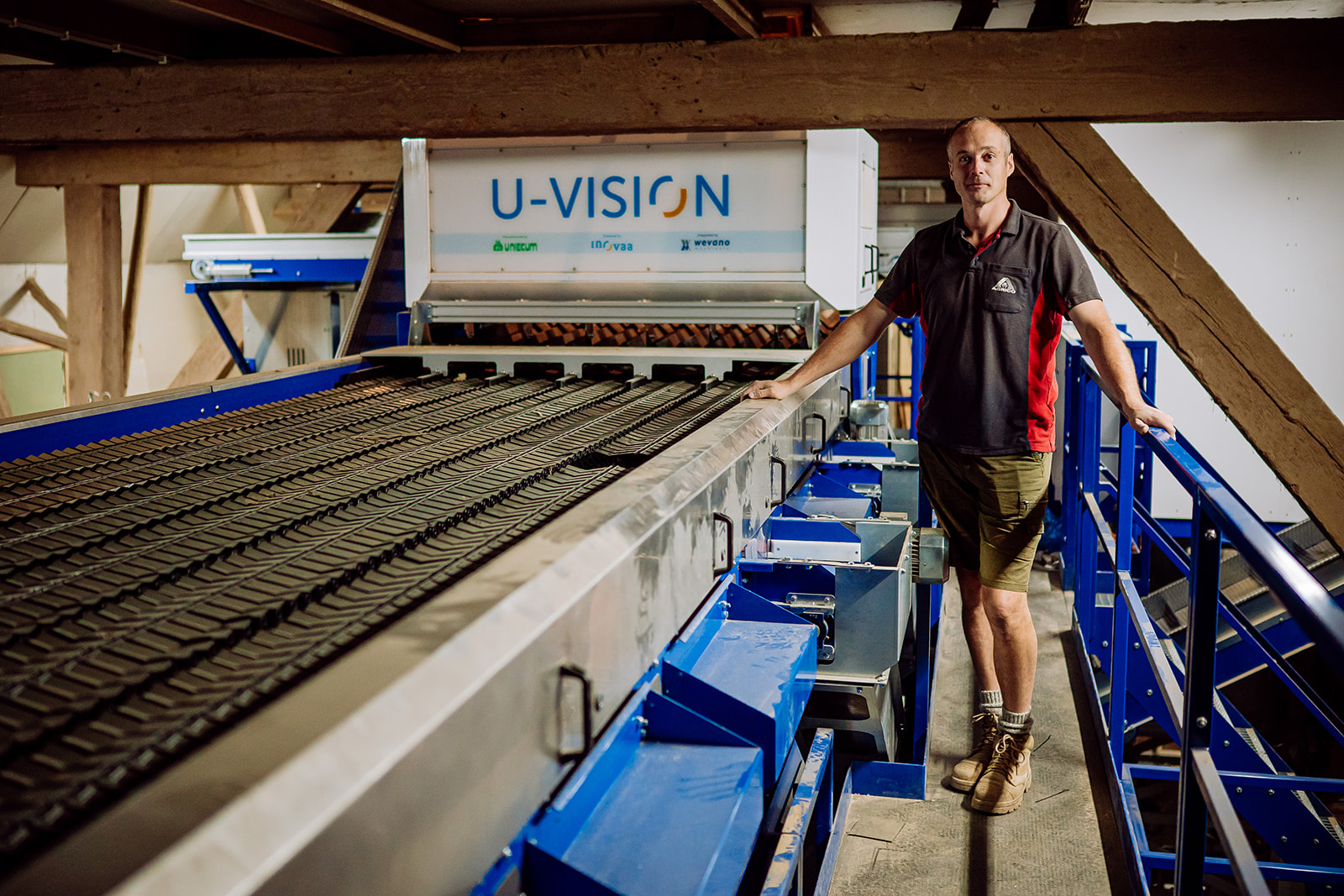 Boer naast innovatieve aardappelsorteermachine