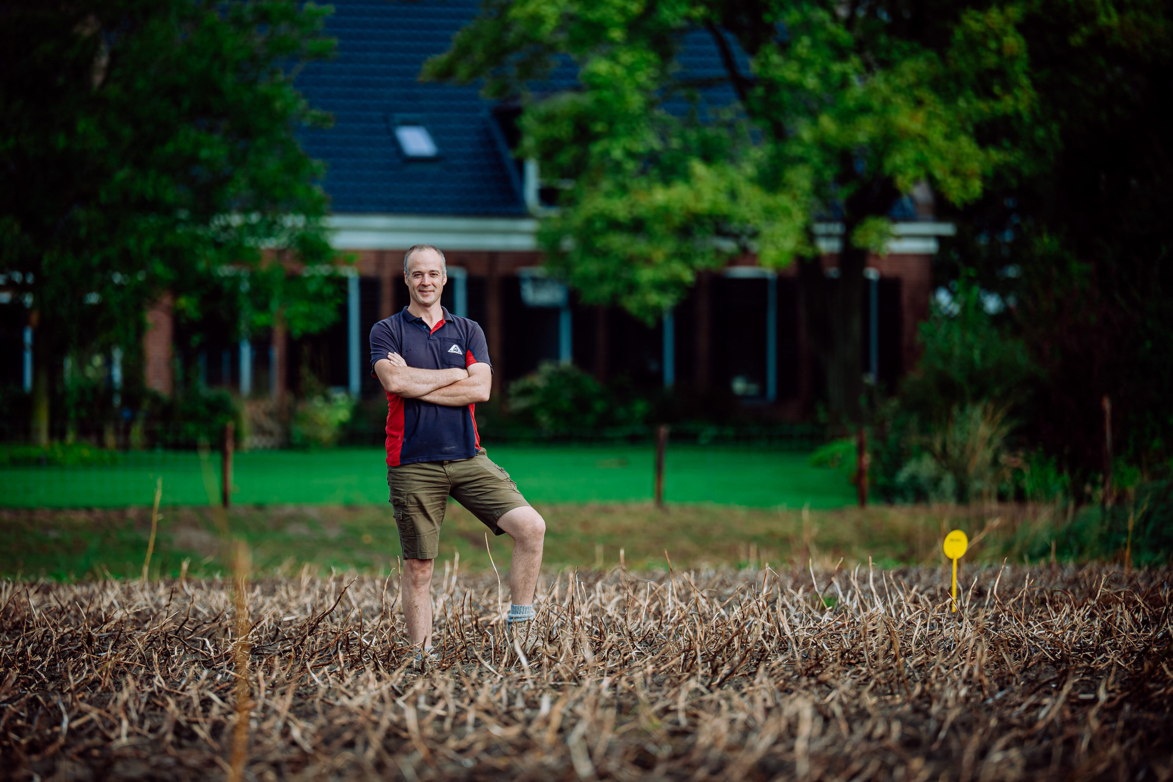 Een boer op zijn erf