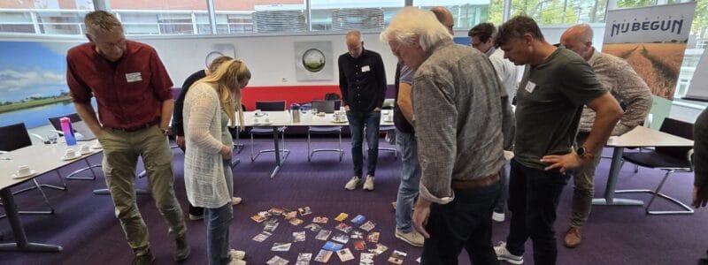beleidsmedewerkers agrarische sector bespreken dilemma's aan de hand van post-it's