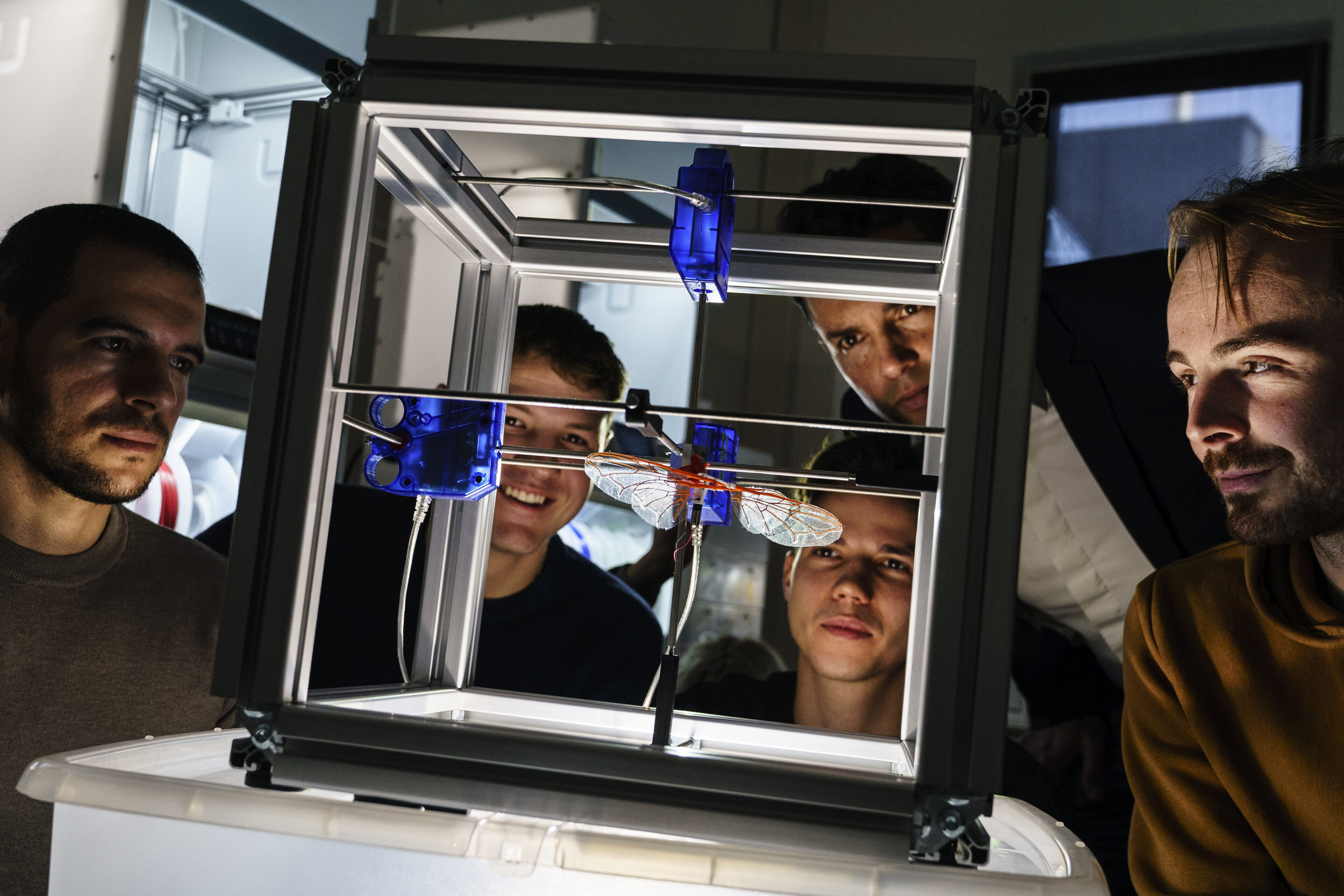 Personen staan rondom technisch ontwerp