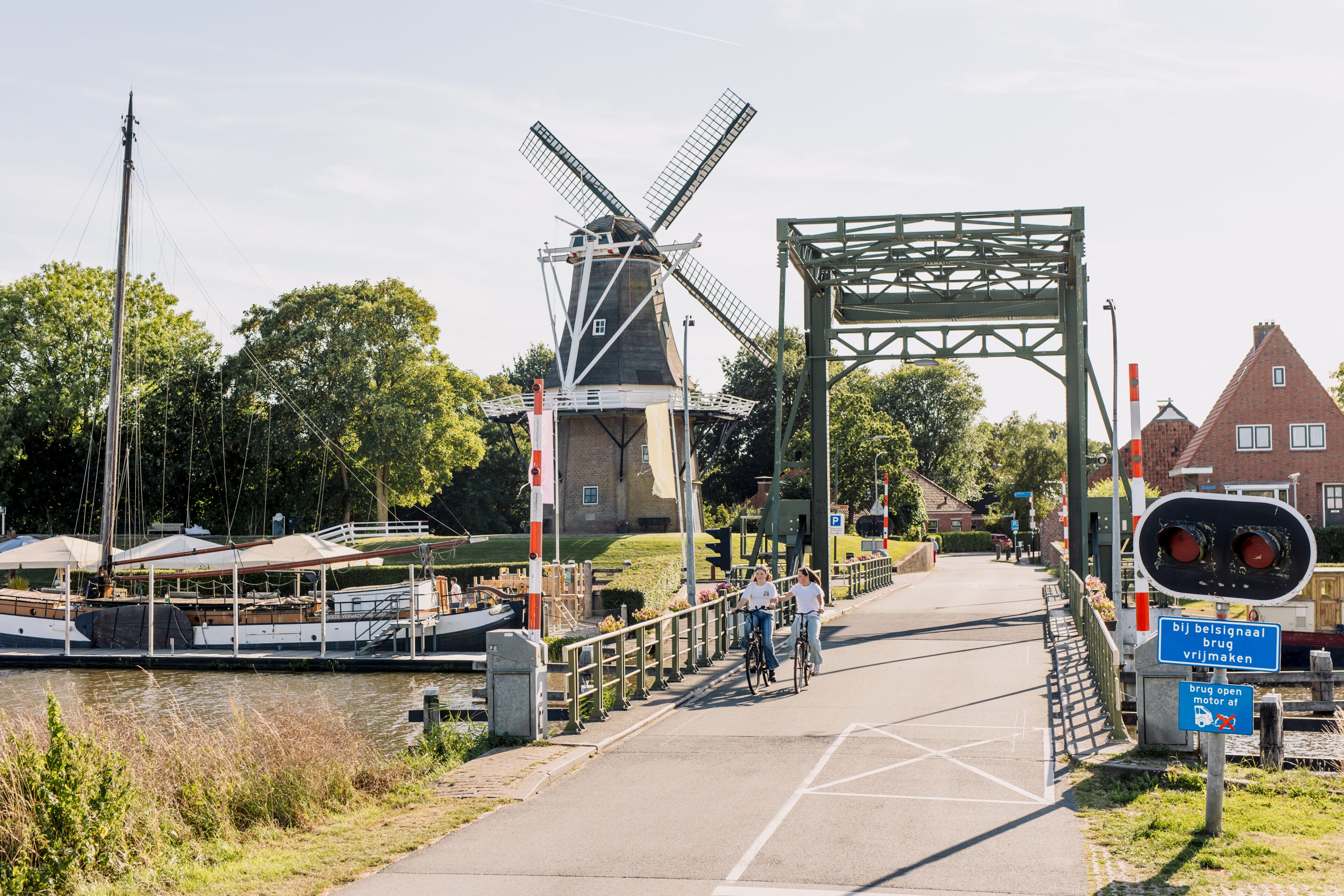 Meisjes op de fiets in Garnwerd